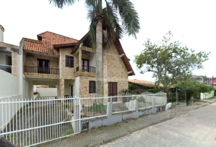 SOBRADO TRIPLEX EM BOMBINHAS A 500m DO MAR