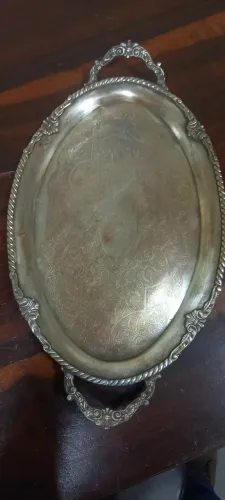Travessa toda trabalhada em metal 40 cm
