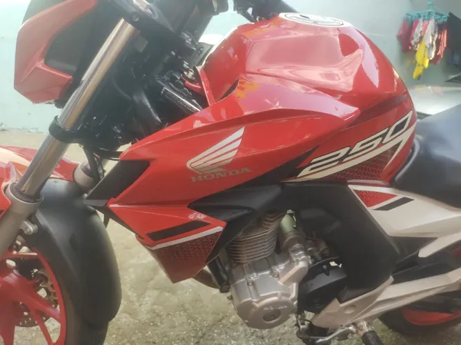 Vendo cb twister 250 ano 2022 unico dono , documento 2026 pago.