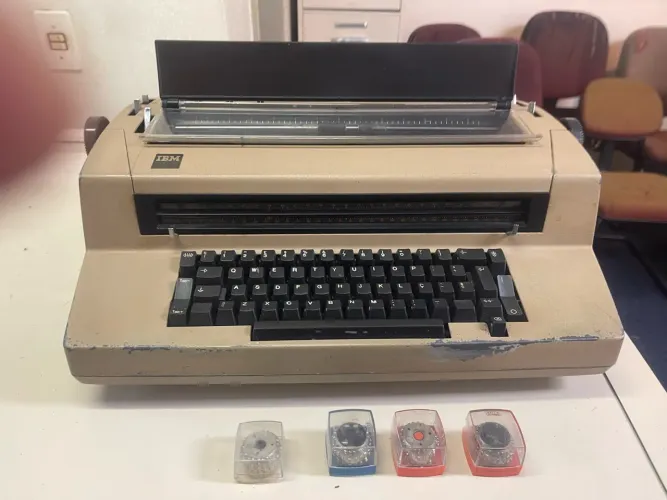 Máquina de escrever IBM Selectric ll com esferas