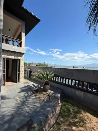 Casa pé na areia com 6 quartos à venda em Coqueiros, Florianópolis