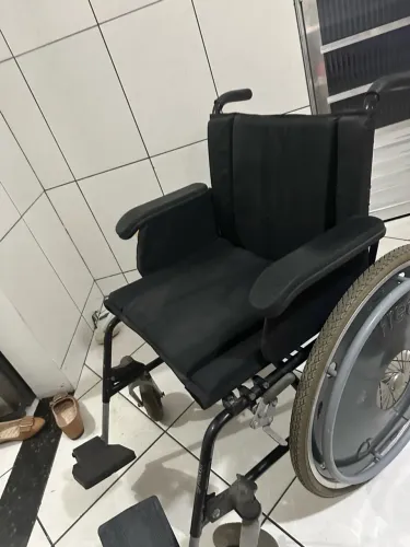 Vendo cama hospitalar elétrica e cadeira de rodas