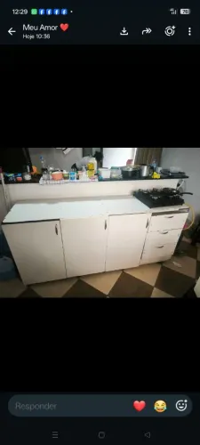 Um armário de chão, uma mesa,