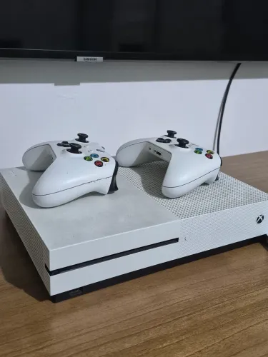 XBOX ONE S 1TB + 2 CONTROLES