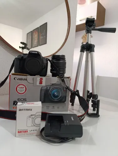 Canon EOS Rebel T7 usada Kit completo