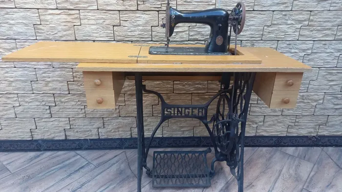 Entrego: Maquina de Costura Songer anos 70 com gabinete original de época