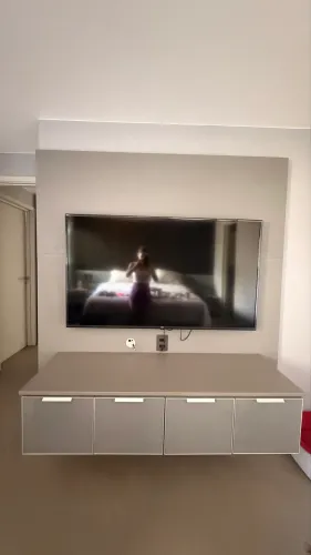 Móvel de quarto com painel para TV