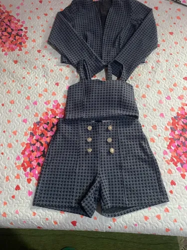 Conjunto Em alfaiataria cropedy com Bojo , Blazer e Shorte com zíper Atraz .