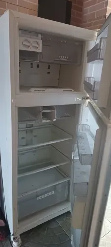 GELADEIRA COM VAZAMENTO DE GAZ