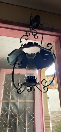 Luminária rústica de ferro em estilo colonial