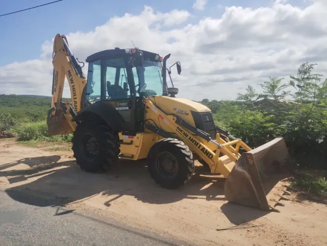 Retroescavadeira 2021 4×4 horimetro 4.000 comprada em dezembro de 2021