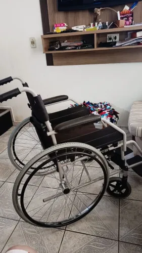 Cadeira de rodas usada apenas 1 vez