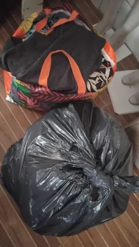 Lote de roupas para brechó