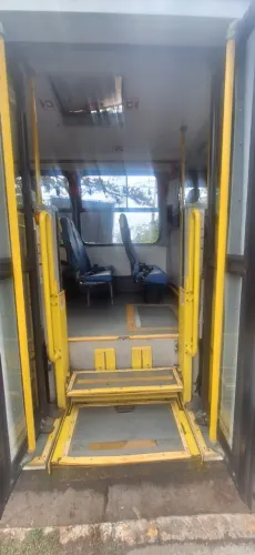 Vendo o micro com a linha pra puxar criança pra escola 