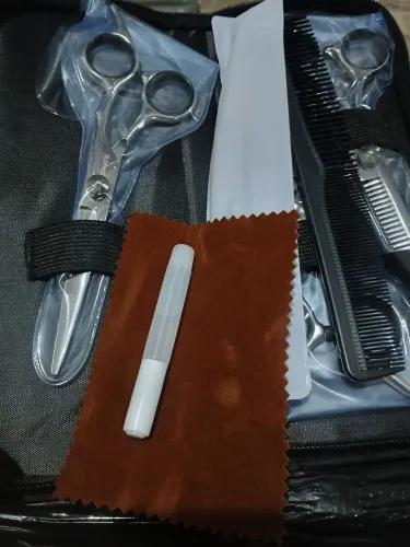 Kit tesouras e navalhete com pente.