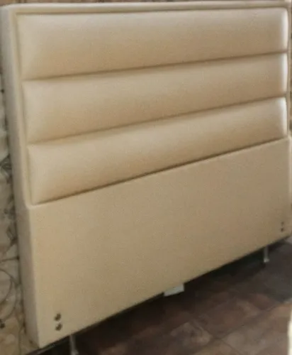 Cabeceira casal estofada em corino. Perfeita e linda para seu quarto. Não entrego.