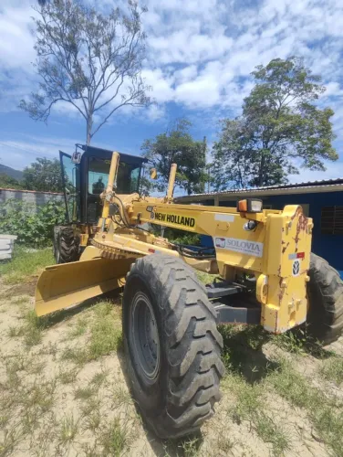 Motoniveladora New Holland modelo RG170B