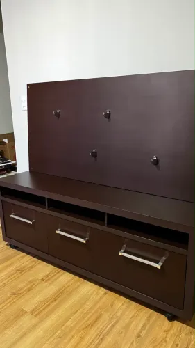Rack painel com prateleiras de vidro
