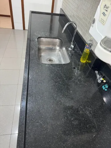 Bancada de Granito Preto 235cm com Cuba de Inox Embutida - Usada