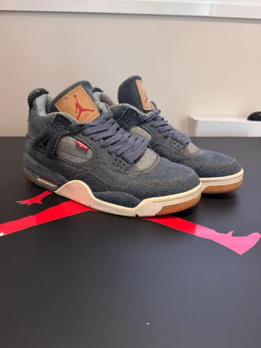 Tênis Jordan 4 Levis