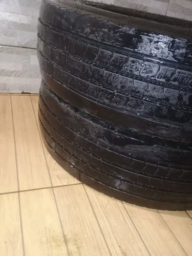 2 pneu Dunlop seminovos 215/75/17,5 estão top