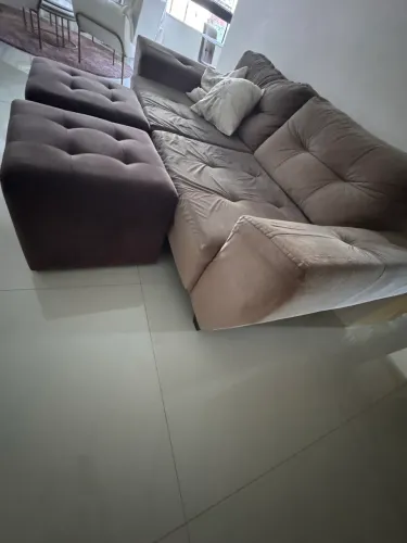 Lindo sofá com pufs