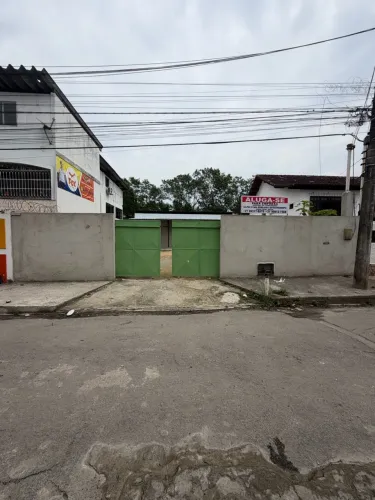 Galpão com estacionamento grande e kitnet mobiliada. Para aluguel de temporada ou mensal