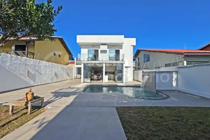 CASA à venda com piscina e 4 quartos em Peruíbe, no bairro Est. Balneario Maria Helena Nov