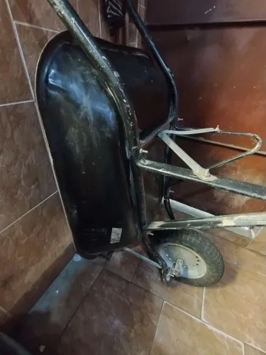 Vendo um carrinho de mão para desocupar lugar está novo só usei uma vez valor 120 reais 