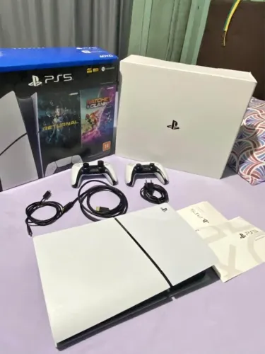 Vendo Playstation 5 com 2 controles
