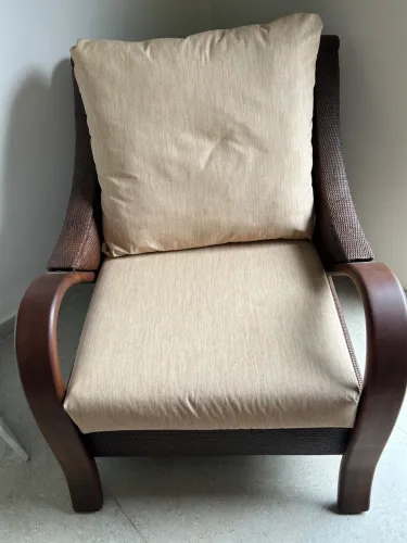 Poltrona Sierra de vime e madeira maciça.