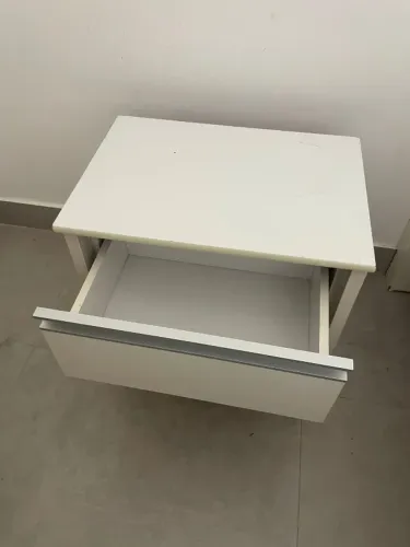 Mesinha de Cabeceira Branca com 2 gavetas