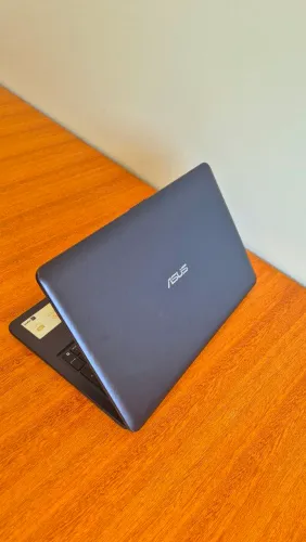 Notebook Asus - Sem marcas de uso