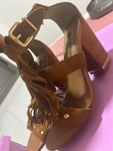 Sandália Cravo & Canela Camurça Caramelo com Franjas - Estilo Boho