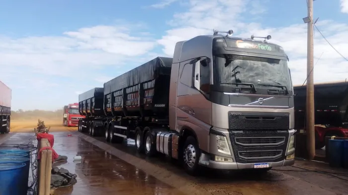 FH 540 engatado em Rodocaçamba Randon 