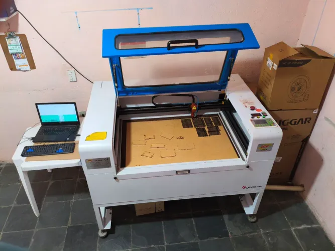 Máquina de corte a laser