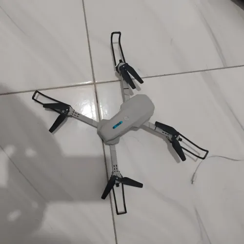 Drone E88 Pro wi-fi com 4 hélices com proteção 