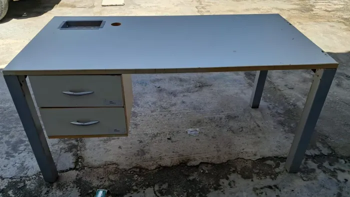 Mesa para escritório com gavetas