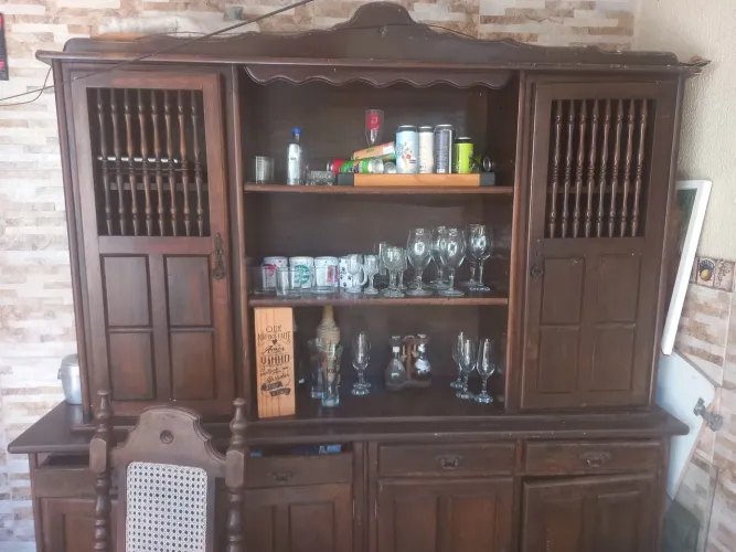Armario e mesa de madeira