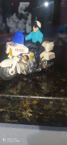 ? Moto Policial Antiga com Piloto - Miniatura Top Barata!
