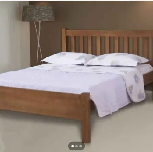 Cama de casal tamanho padrão madeira maciça com colchão D45