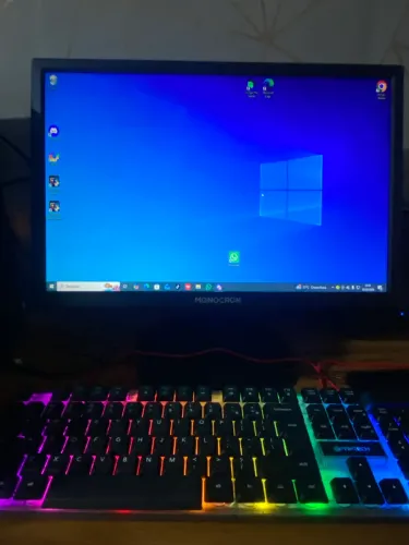 Um pc bom teclado mouse e gabinete e monitor 