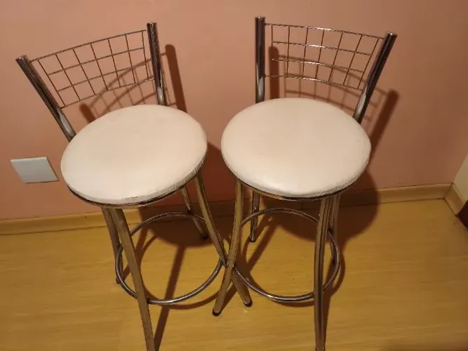 Par de Banquetas Altas Cromadas com Encosto (Brancas)