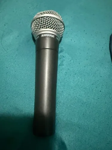 Microfone Shure SM58 com pedestal e cabo XLR