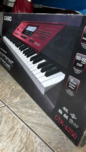 Teclado Casio Semi Novo