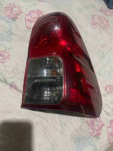 Grade da Hilux e lanterna traseira lado direito 2018/19.