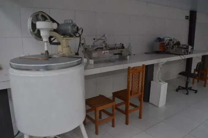 Reator(misturador), envazadora, rotuladora, empilhadeira mecànica, compressor, etc