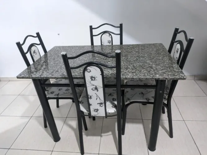 Mesa de mármore 4 lugares 