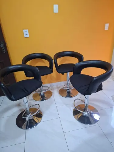 VENDO 4 BANQUETAS PARA COZINHA, ALTURA REGULÁVEL, ENCOSTO EM COURO 