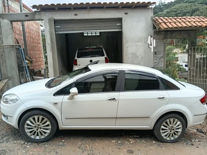 Fiat Linea Essence 1.8 Flex 16V 4P 2012